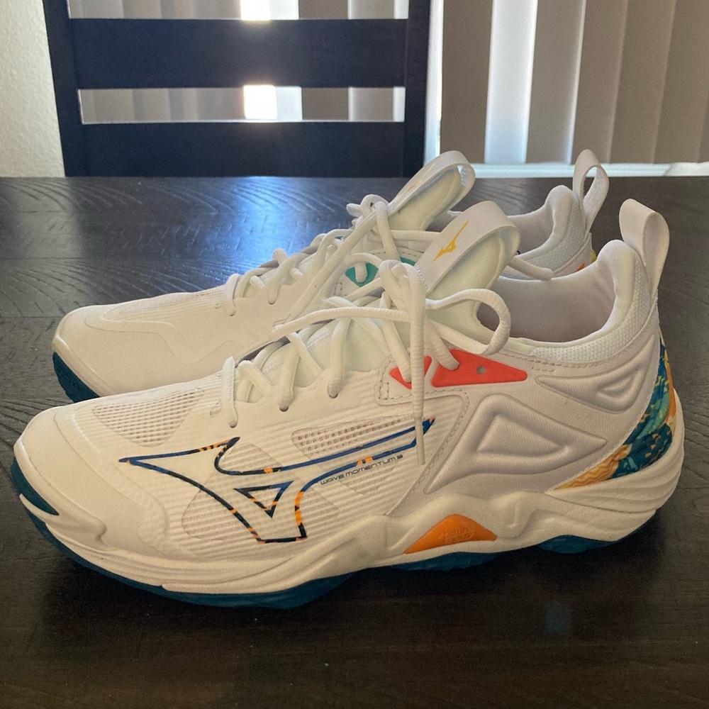 Mizuno unisex-adult Momentum 3 Sneaker, 
11 Wide Women/9.5 Men, Worn Once